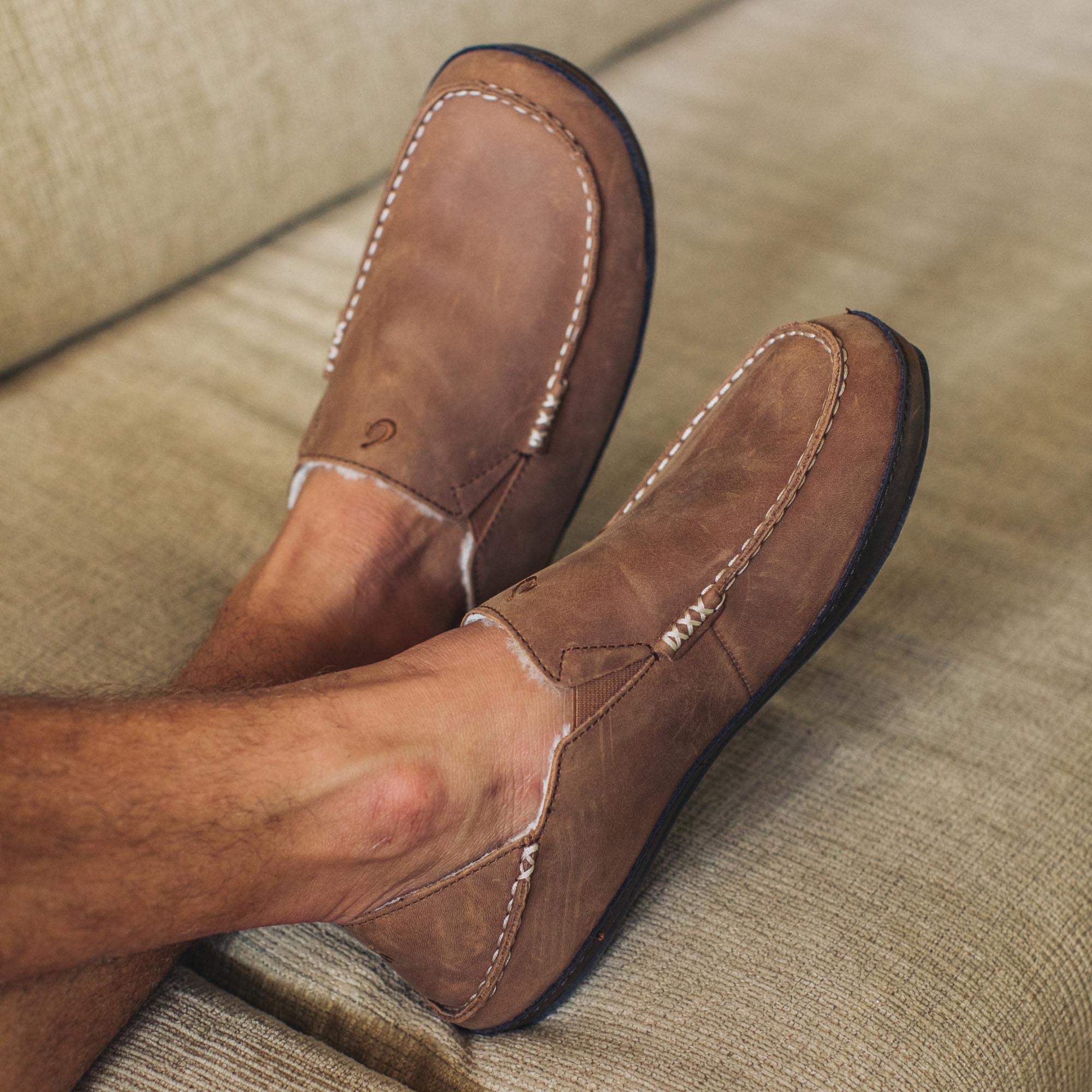 OluKai Menâs Premium Slippers, Mule Slippers & House Shoes