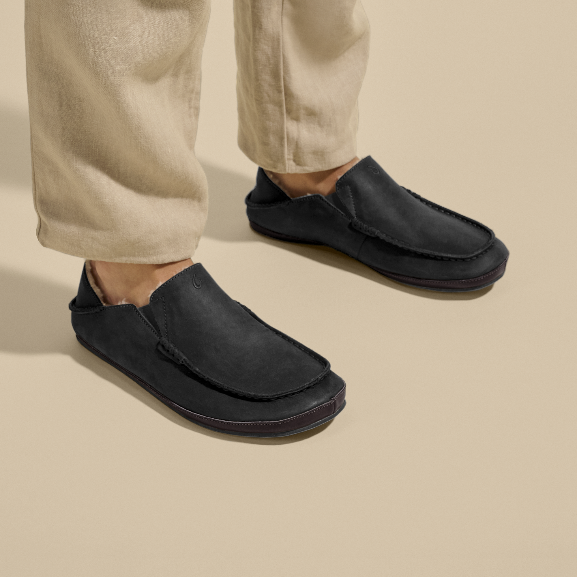 Moloā Slipper - Black / Dk Java | OluKai display picture 2