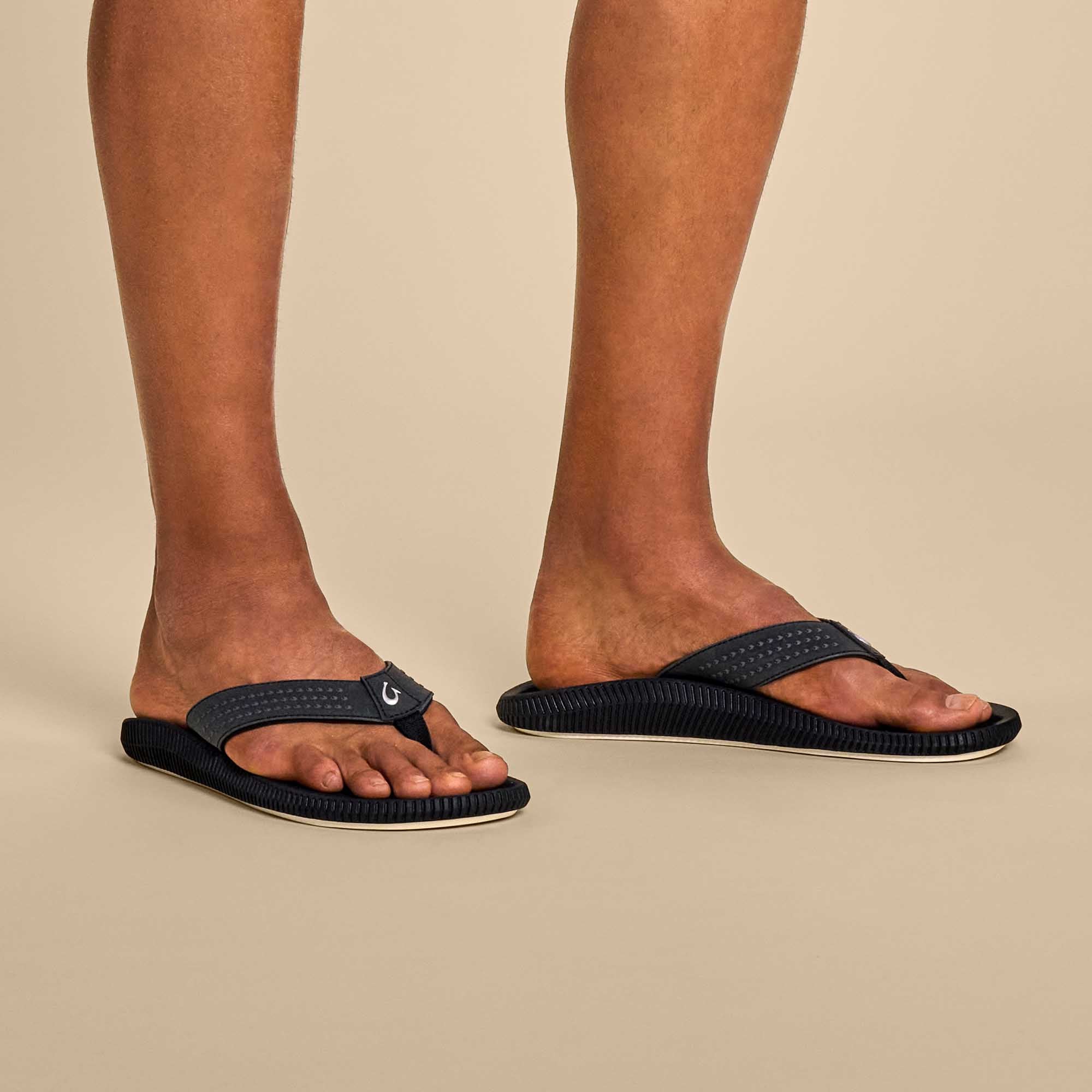  OLUKAI 'Ilikai Men's Leather Sandals, Full-Grain Leather Flip-Flop  Slides, Anatomical Footbed & Cushioning, Comfort Fit & Wet Grip Rubber,  Charcoal/Charcoal, 7