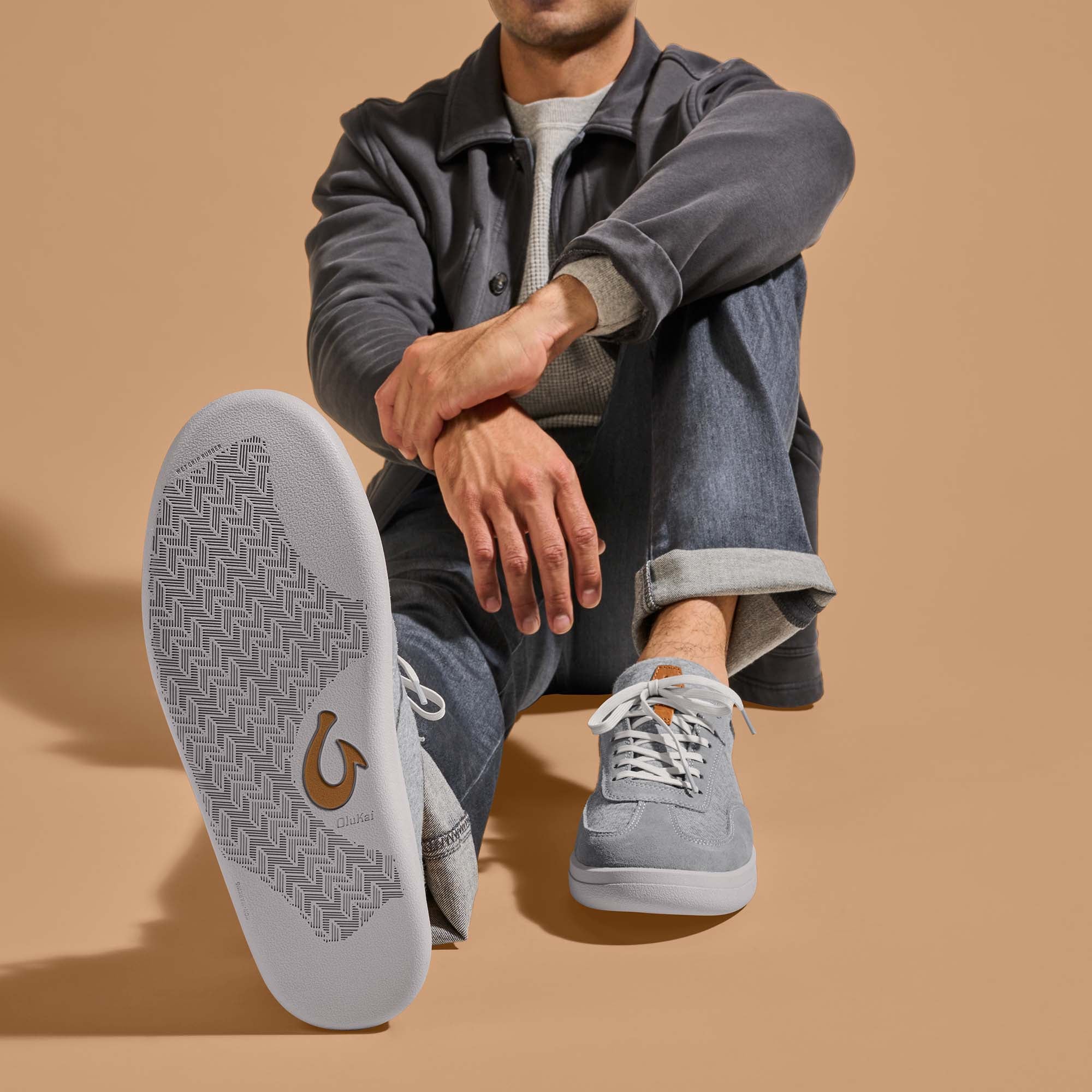Pūliki Men's Comfortable Sneakers - Poi / Charcoal | OluKai
