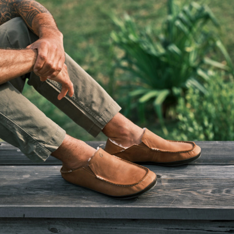 Moloā Men's Leather Slippers - Toffee / Dark Wood | OluKai