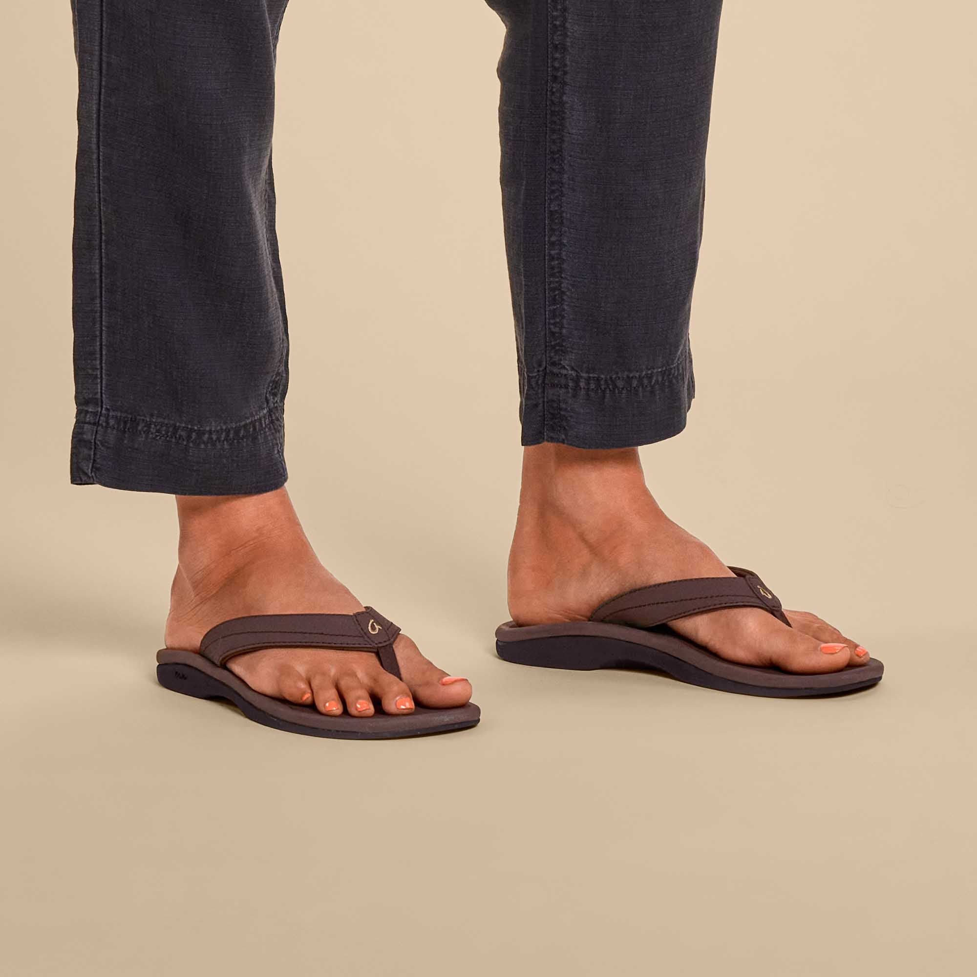  OLUKAI U'i Women's Beach Sandals, Premium Leather Flip-Flop  Slides, Braided Palm Inspired Design, Compression Molded Footbed,  Sahara/Sahara, 6