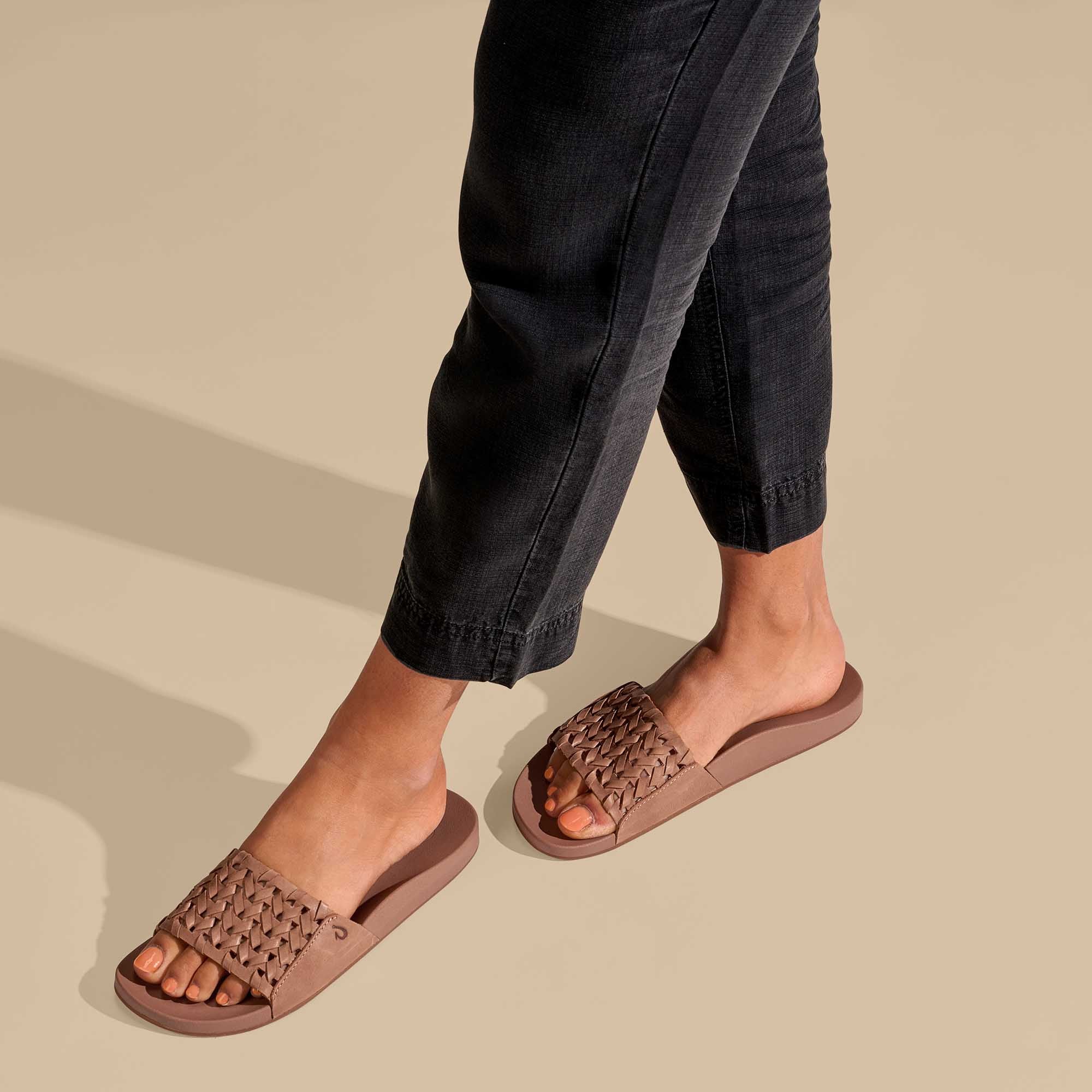 Kāmola Women’s Leather Slide Sandals - Tan | OluKai