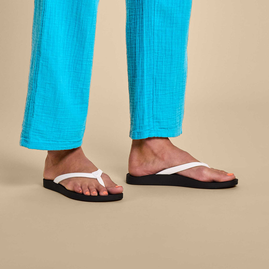 Puawe Women’s Beach Sandals White / Black OluKai