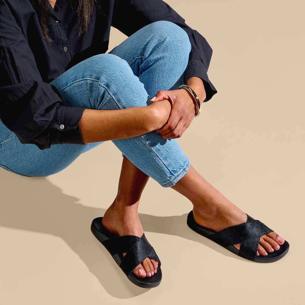 Kīpe‘a ‘Oho Women’s Slide Sandals - Black | OluKai