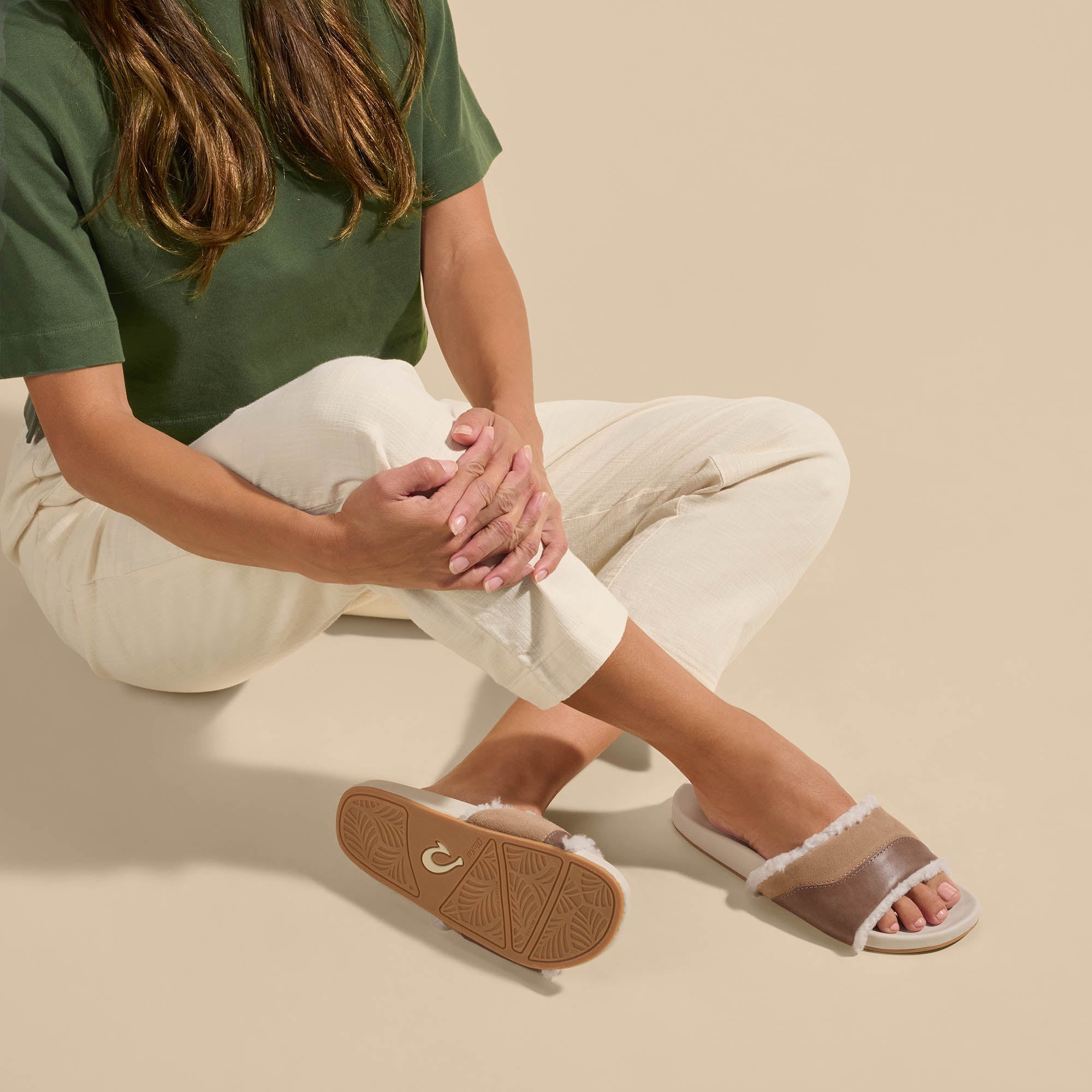 Hō'ala Slide Women's Slide Slipper Sandals - Tan / Puka | OluKai