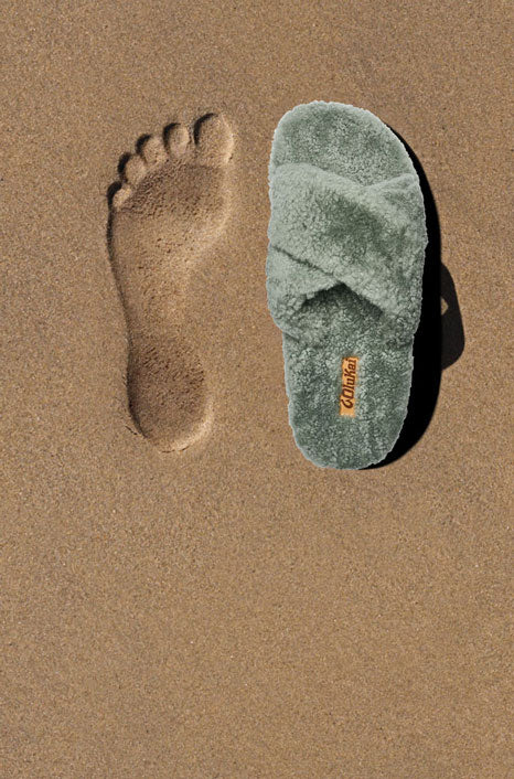 Inspired by the feeling of bare feet in wet sand, the anatomically contoured footbeds deliver instant comfort and lasting support. 