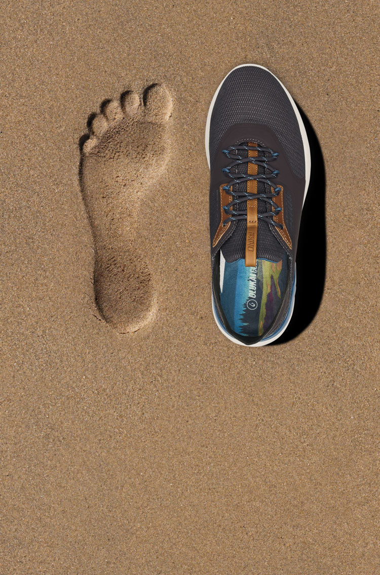 Inspired by the feeling of bare feet in wet sand, the anatomically contoured and cushioned footbeds deliver all-day comfort on the course. Footbeds are removable & washable.