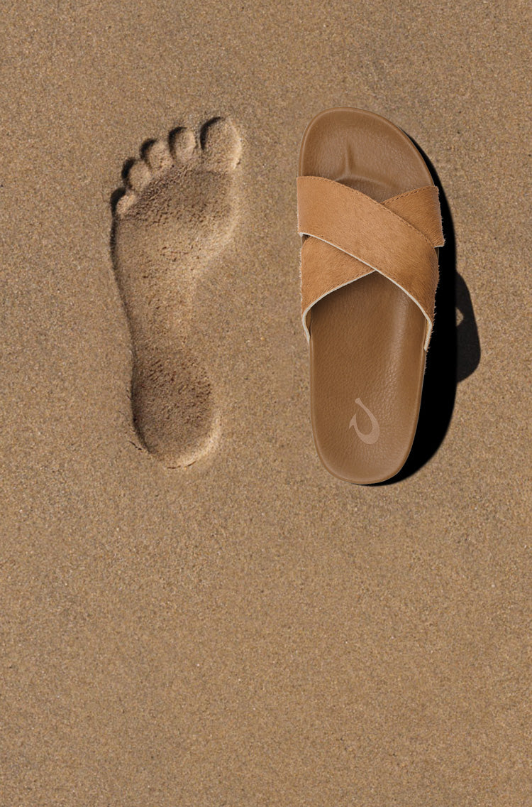 Inspired by the feeling of bare feet in wet sand, the anatomically contoured footbeds deliver instant comfort and lasting support.