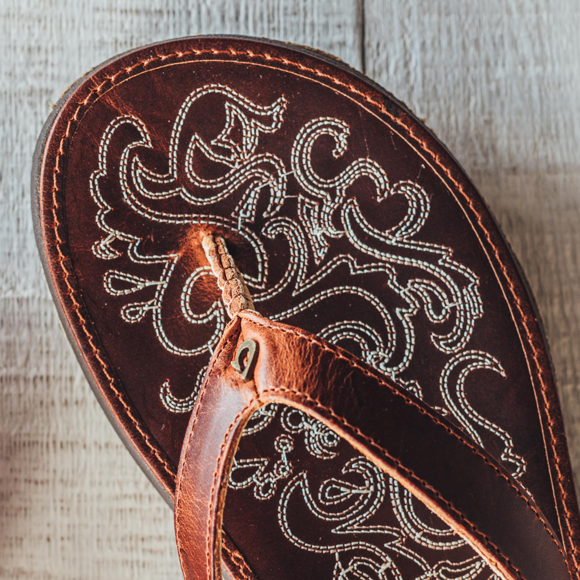 Paniolo Womenâs Leather Beach Flip Flops - Natural | OluKai