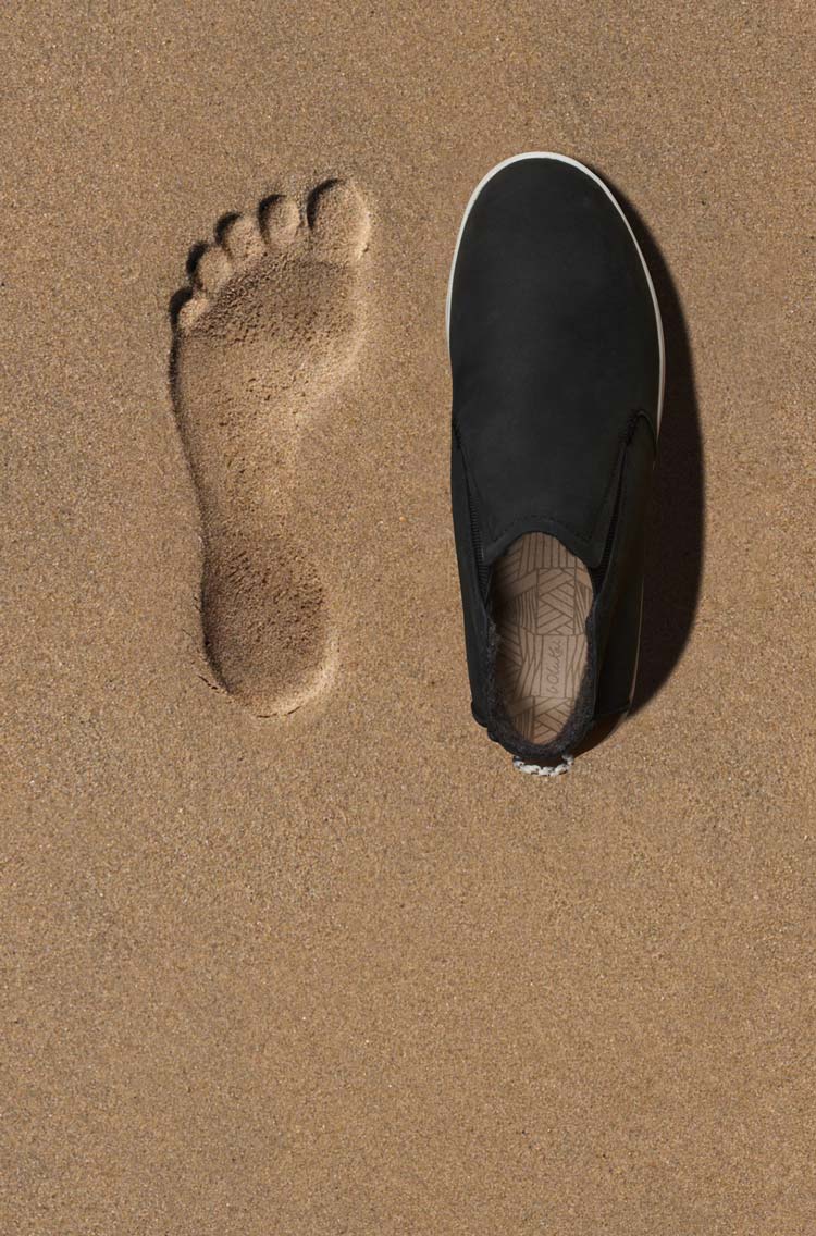  Inspired by the feeling of bare feet in wet sand, the anatomically contoured footbeds deliver instant comfort and lasting support. Footbed is removable & washable.