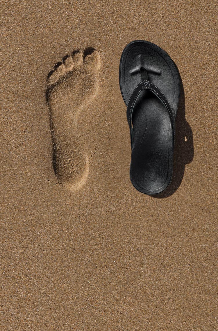 Inspired by the feeling of bare feet in wet sand, the anatomically contoured footbeds deliver instant comfort and lasting support. 
