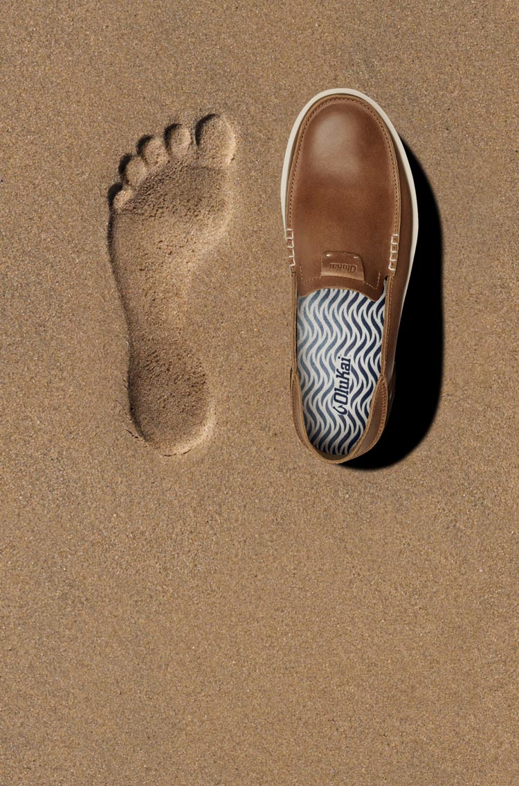  Inspired by the feeling of bare feet in wet sand, the anatomically contoured footbeds deliver instant comfort and lasting support. Footbeds are removable & washable.
