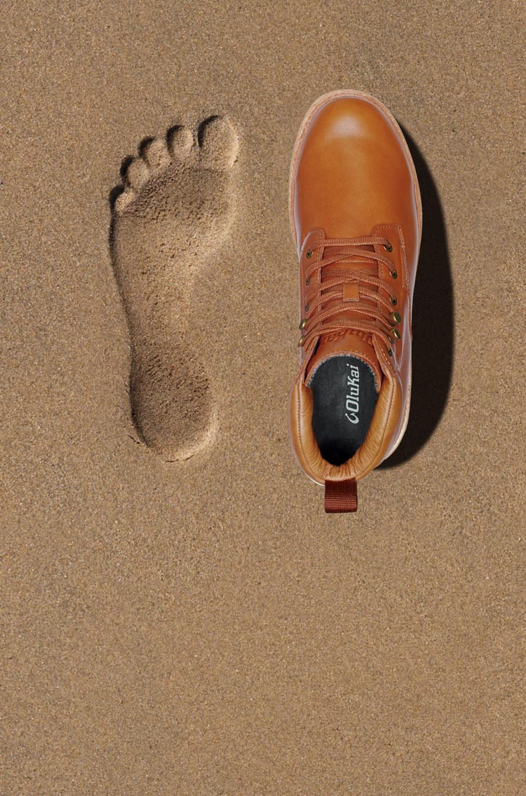 All-Day Comfort Sub-Message: Inspired by the feeling of bare feet in wet sand, the anatomically contoured footbeds deliver instant comfort and lasting support. Footbeds are removable & washable. Background