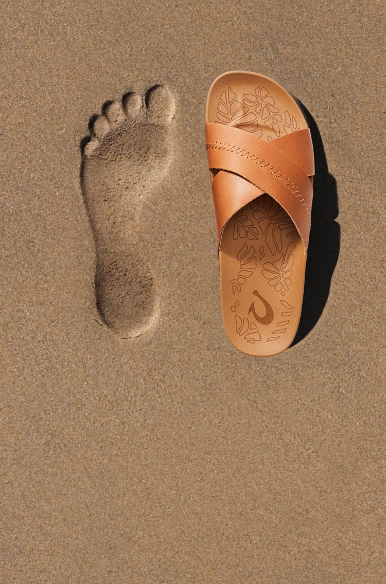  Inspired by the feeling of bare feet in wet sand, the anatomically contoured footbeds deliver instant comfort and lasting support. 