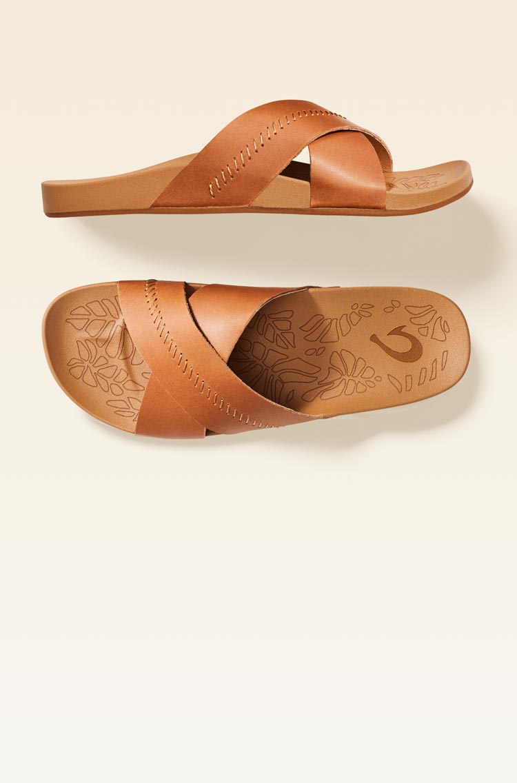  For an island feel, we added hand-stitched detail to the premium leather straps and laser-etched tropical flora on the footbed.