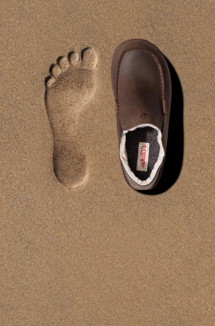 All-Day Comfort Sub-Message: Inspired by the feeling of bare feet in wet sand, the anatomically contoured footbeds deliver instant comfort and lasting support. Footbeds are removable & washable. Background