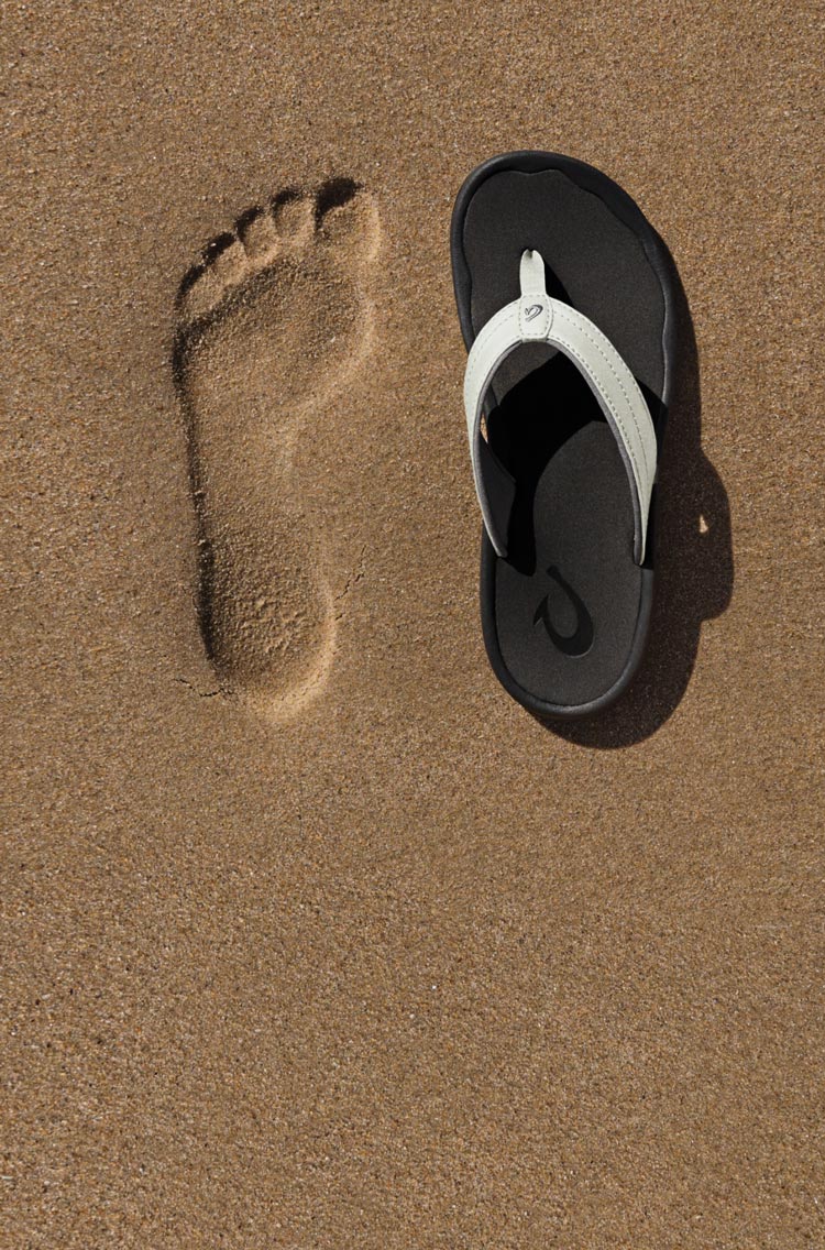 Inspired by the feeling of bare feet in wet sand, the anatomically contoured footbeds deliver instant comfort and lasting support.