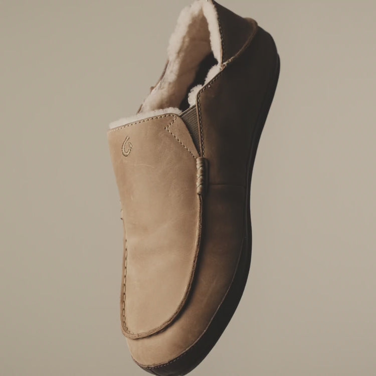 OluKai Moloā Mens Sz 8 Slippers Dark Wood Brown Leather Nubuck Shearling Lining Moloā Men main image 4
