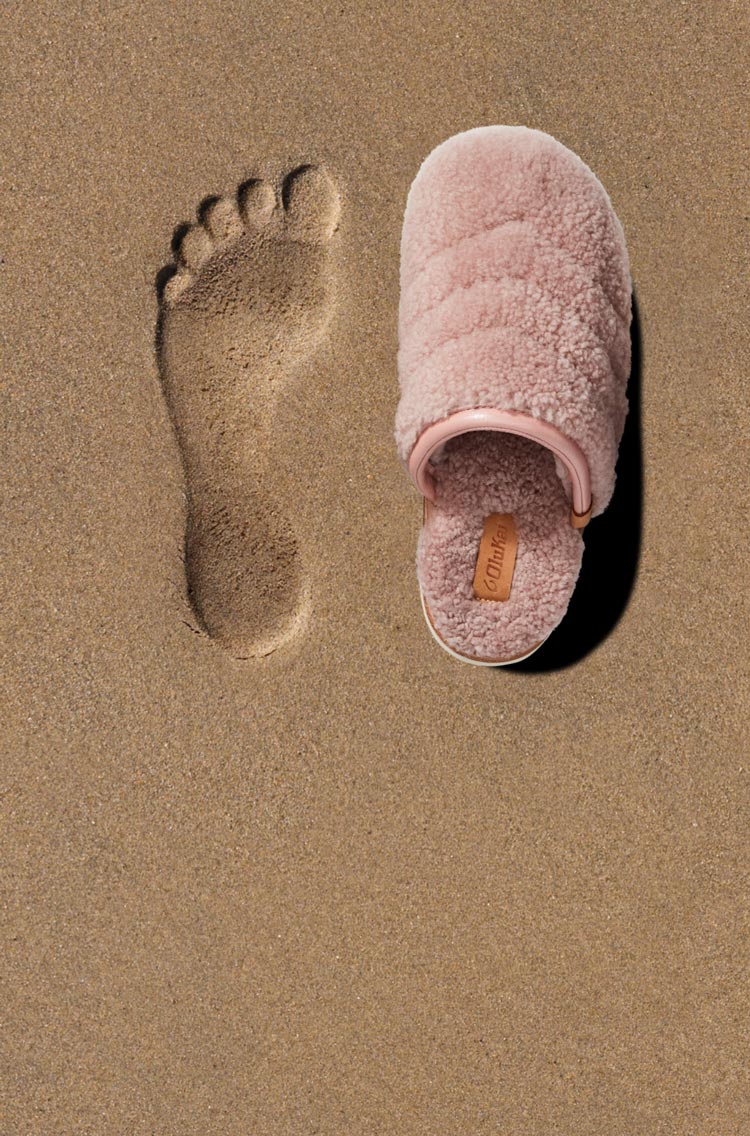 Inspired by the feeling of bare feet in wet sand, the anatomically contoured footbeds deliver instant comfort and lasting support. Footbed is removable & washable.