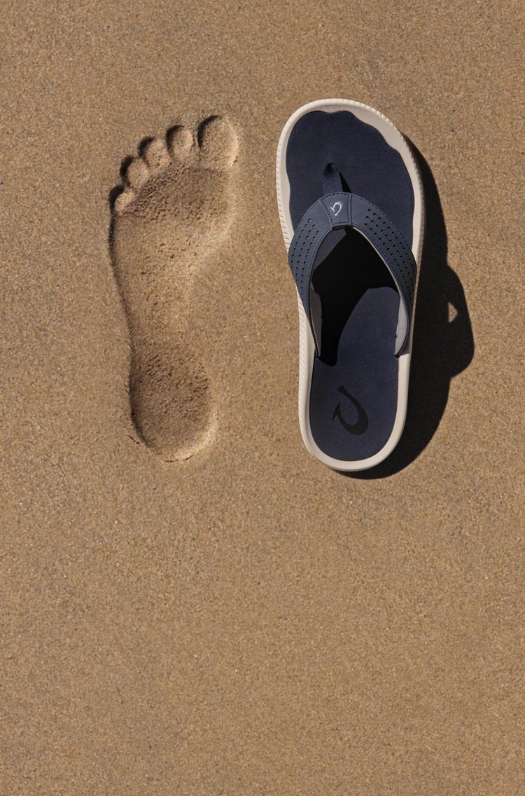 All-Day Comfort Inspired by the feeling of bare feet in wet sand, the anatomically contoured footbeds deliver instant comfort and lasting support. Background