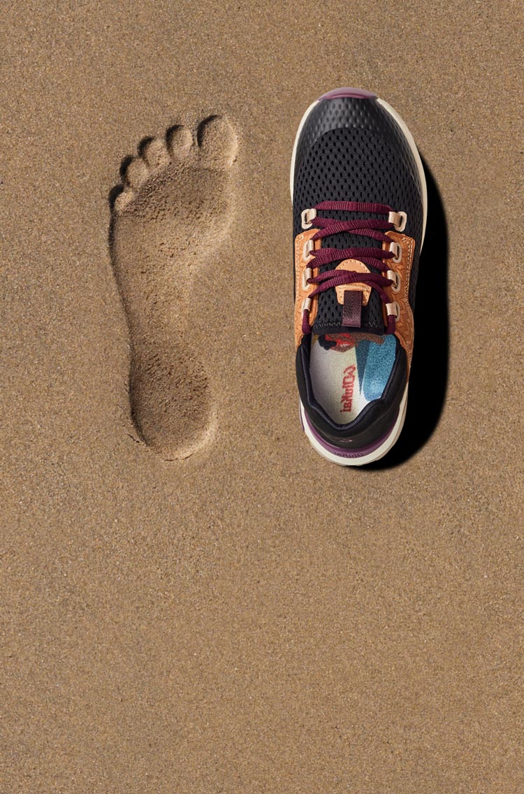 Inspired by the feeling of bare feet in wet sand, the anatomically contoured footbeds deliver instant comfort and lasting support. Footbeds are removable & washable. 