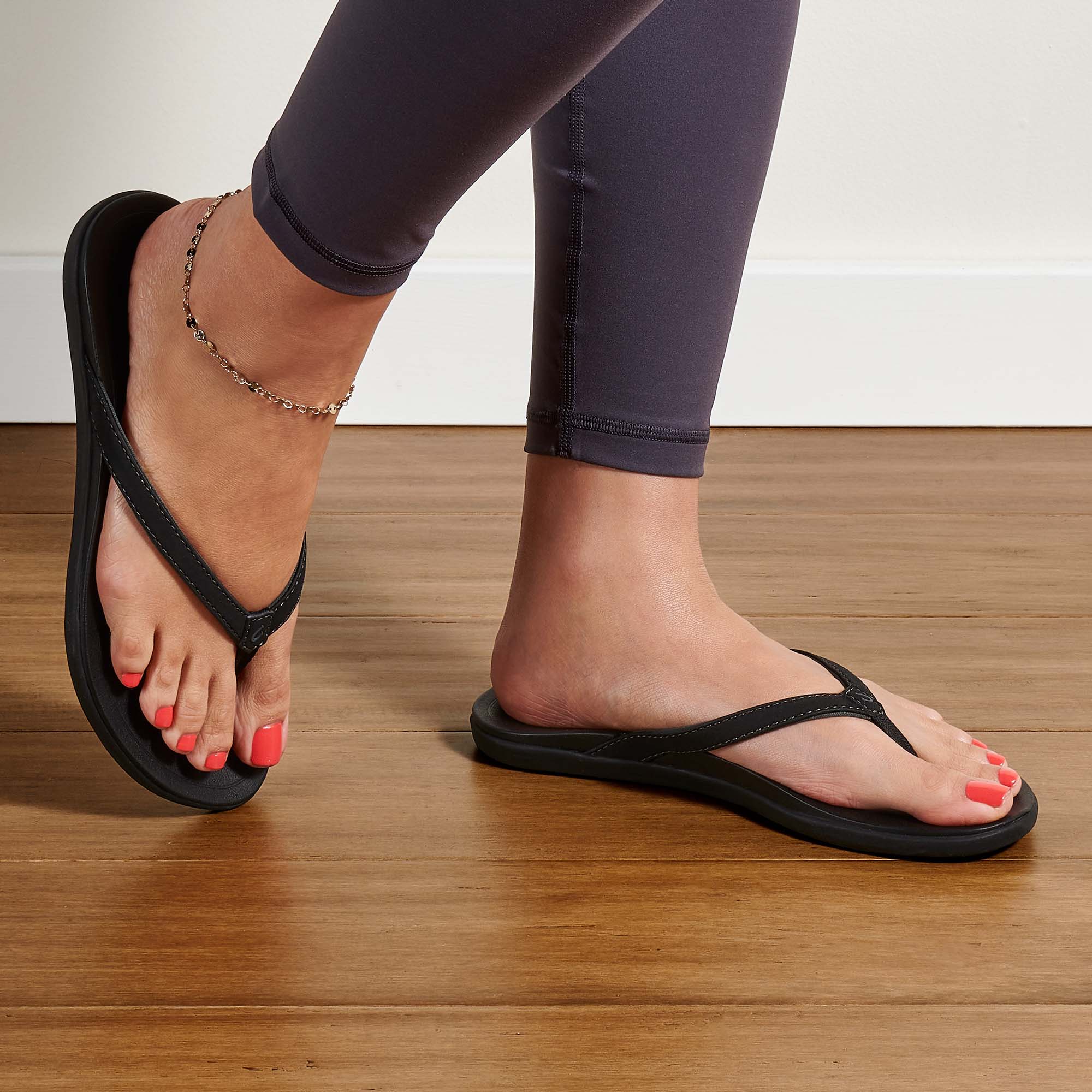 Ho'ōpio Women's Everyday Beach Sandals - Onyx | OluKai